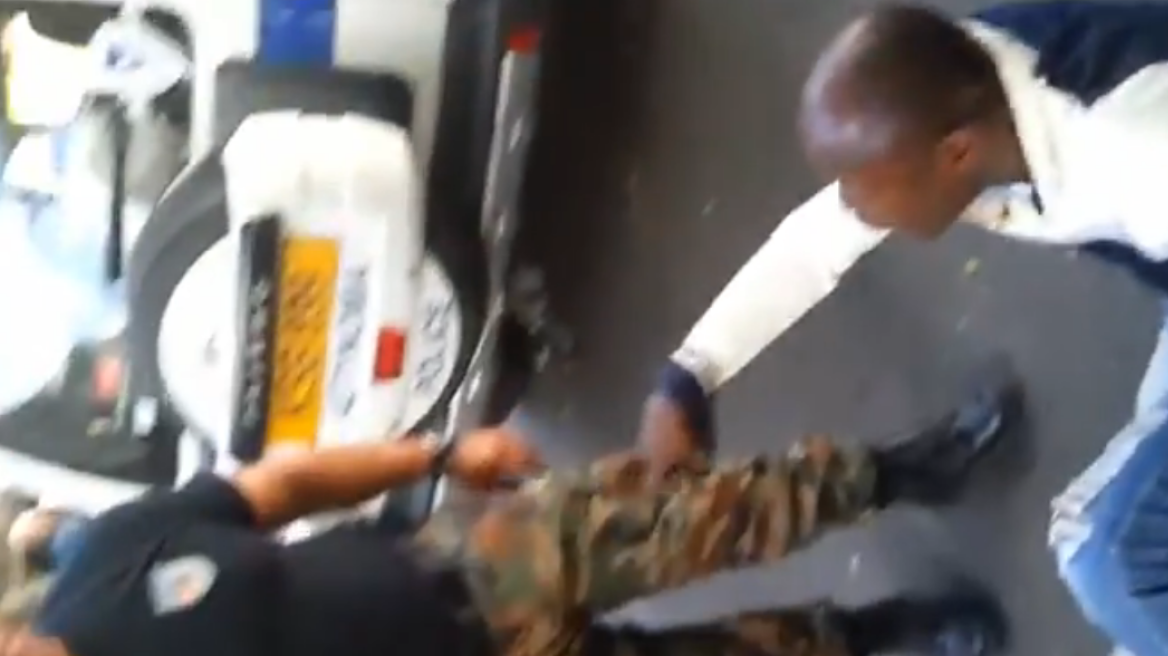 Βίντεο: Κύπριος αστυνομικός σπάει το πόδι αλλοδαπού 